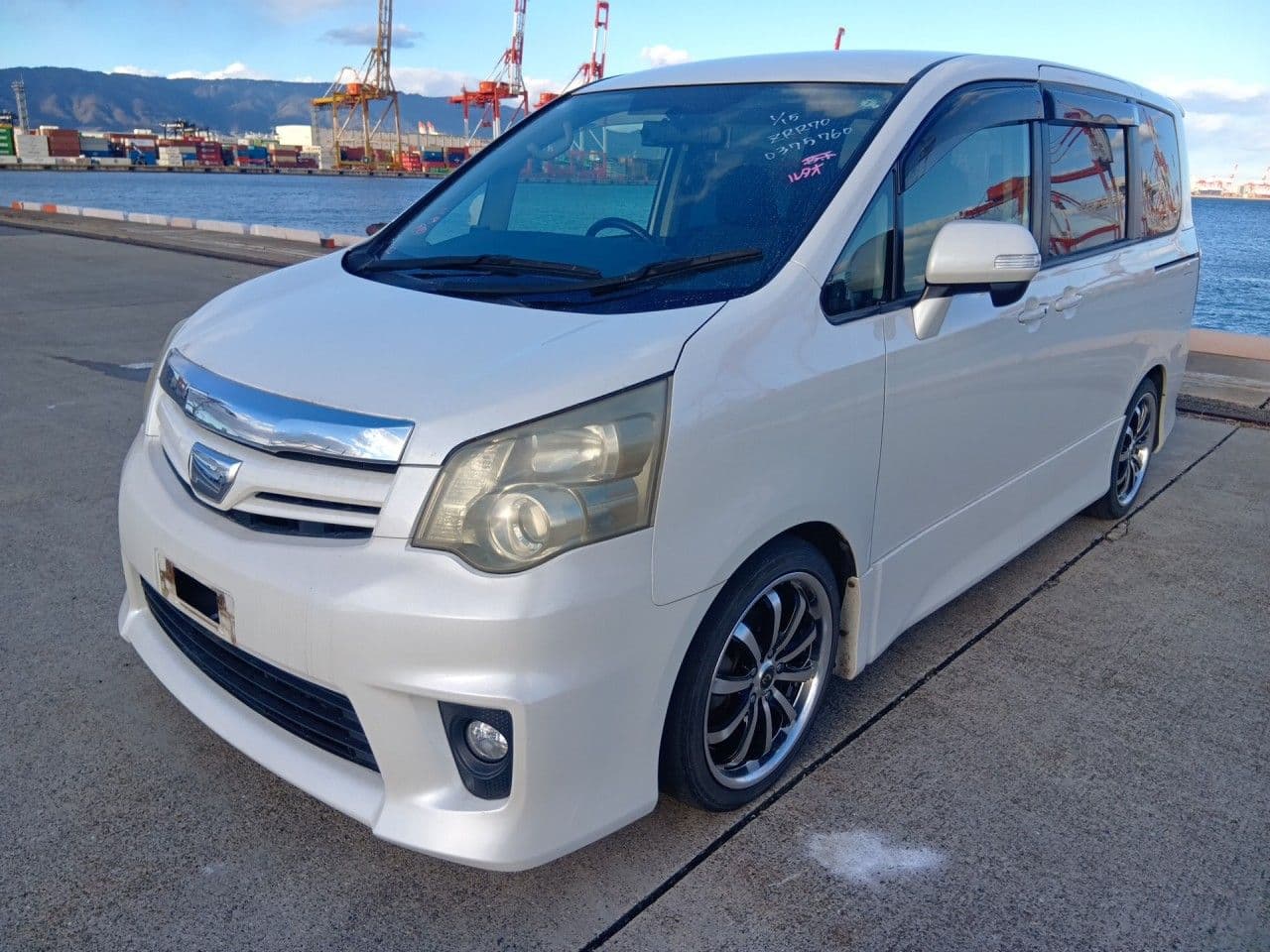 
									2011 TOYOTA NOAH Si
								