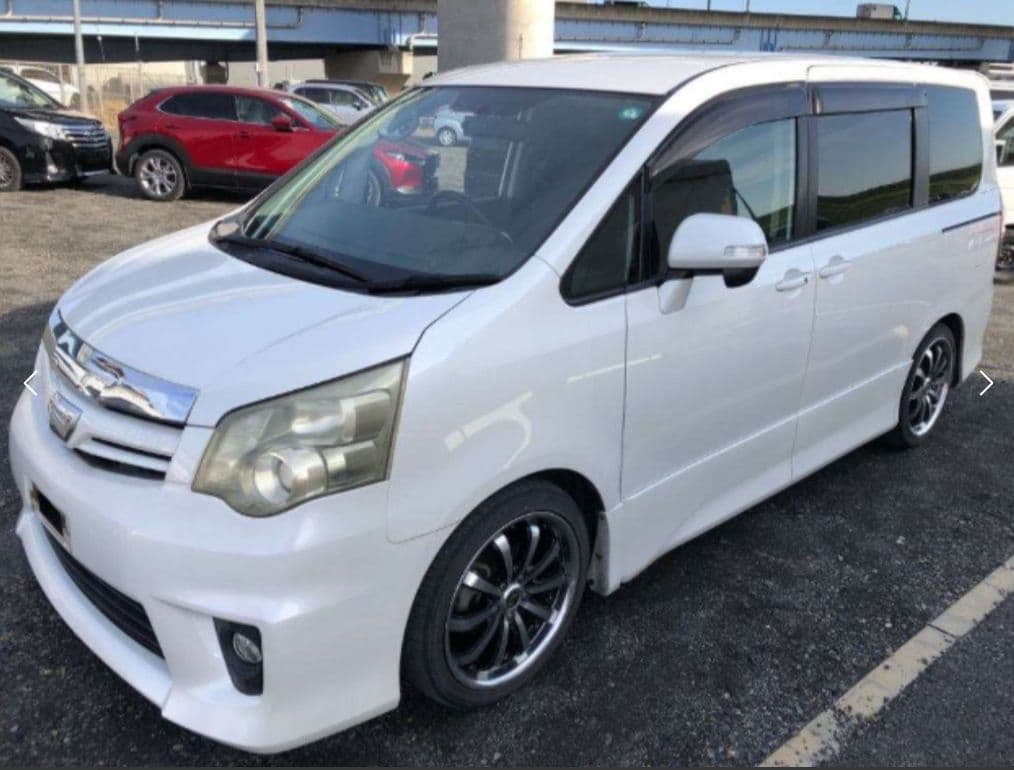 
									2011 TOYOTA NOAH Si
								