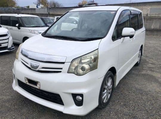 
									2011 TOYOTA NOAH Si
								