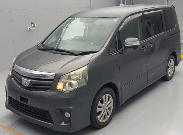 
									2011 TOYOTA NOAH Si
								