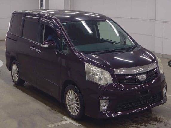 
									2011 TOYOTA NOAH Si
								