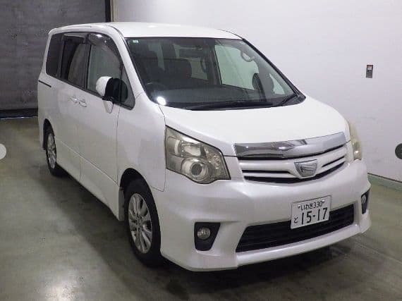 
									2011 TOYOTA NOAH Si
								
