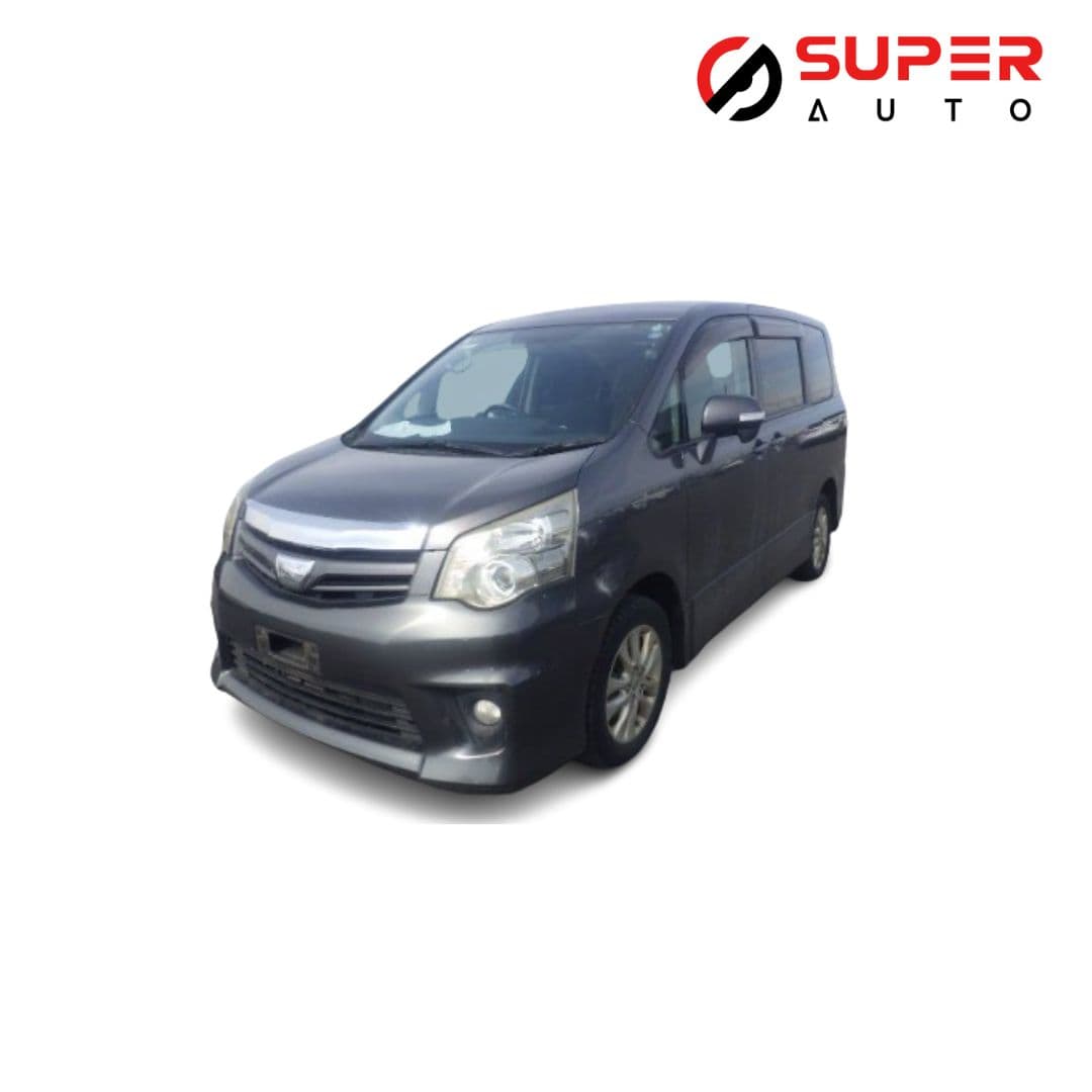 
									2012 TOYOTA NOAH Si
								