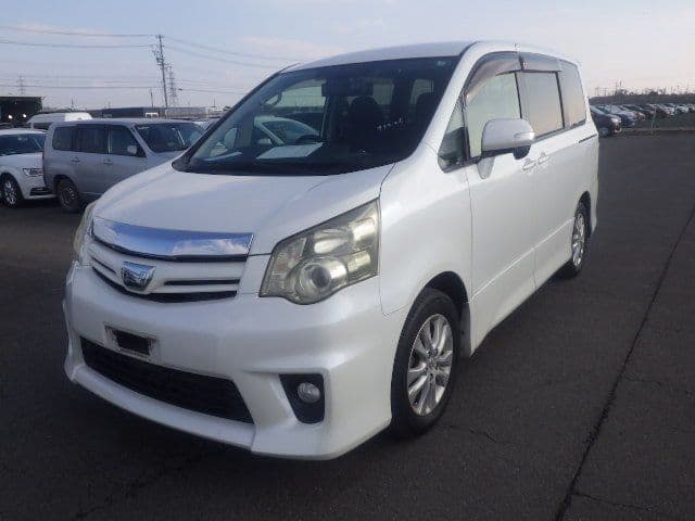 
									2011 TOYOTA NOAH Si
								