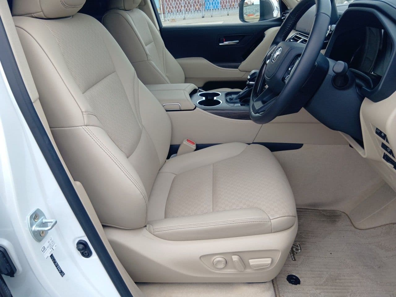 Vehicle SU00001276 large view 24