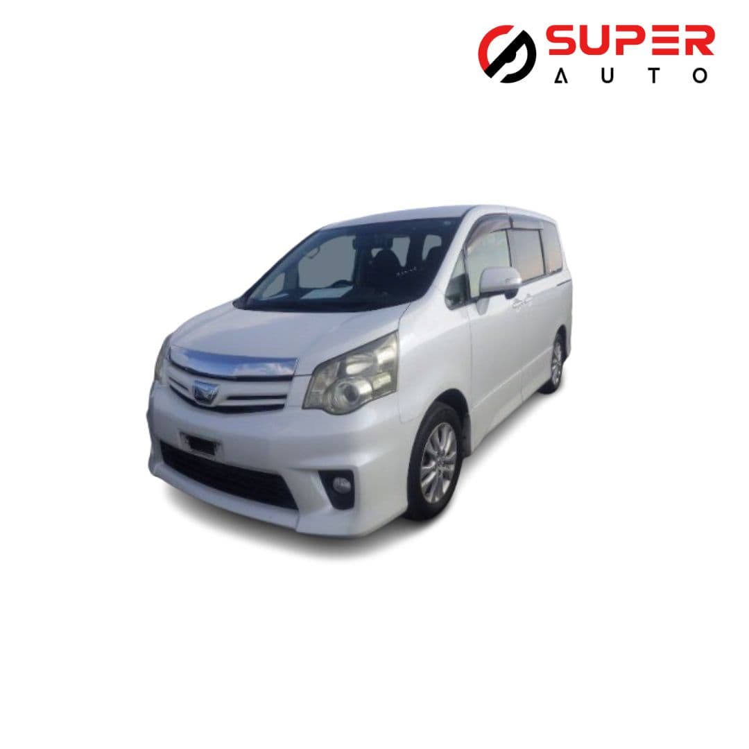 
									2011 TOYOTA NOAH Si
								