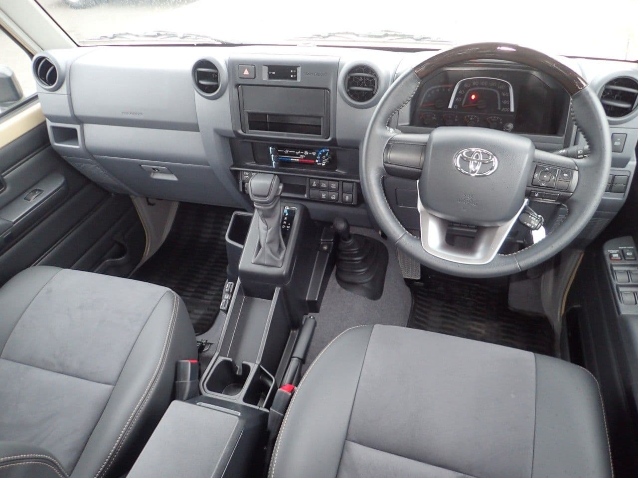 Vehicle SU00001312 large view 26