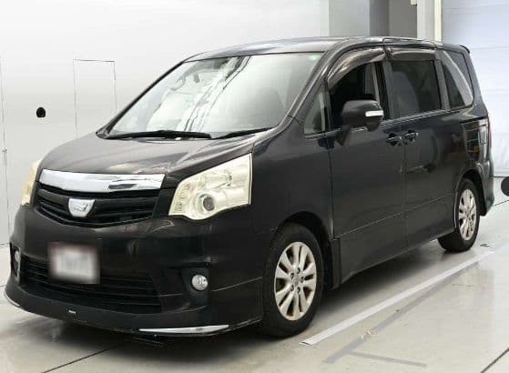 
									2013 TOYOTA NOAH Si
								
