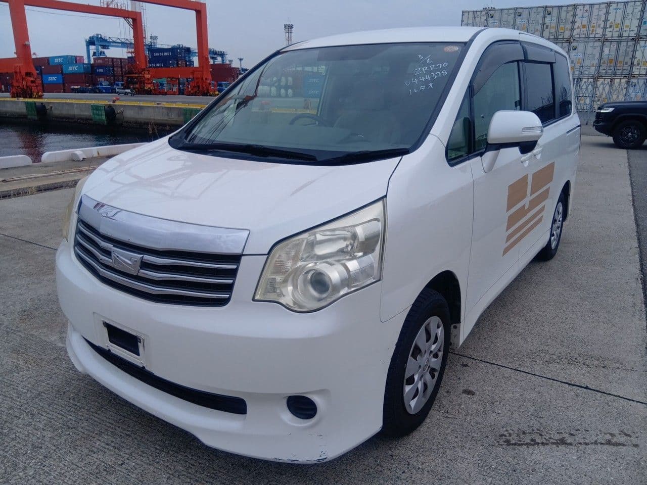 
									2011 TOYOTA NOAH Wheelchair rope type
								