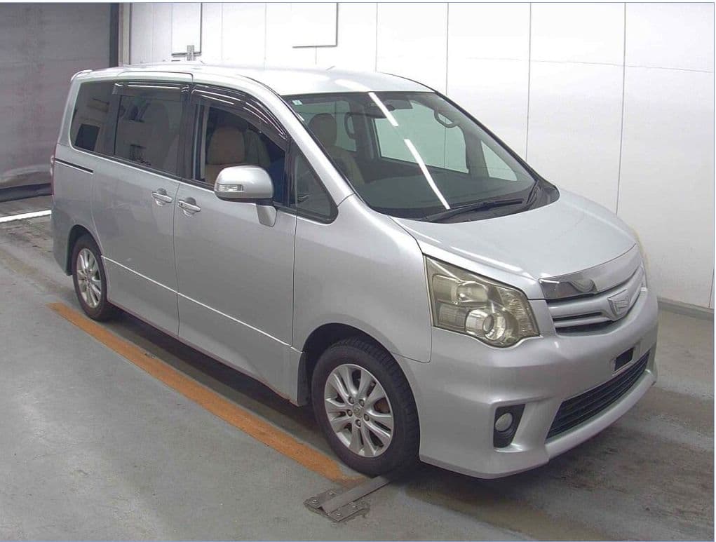 
									2011 TOYOTA NOAH SI
								
