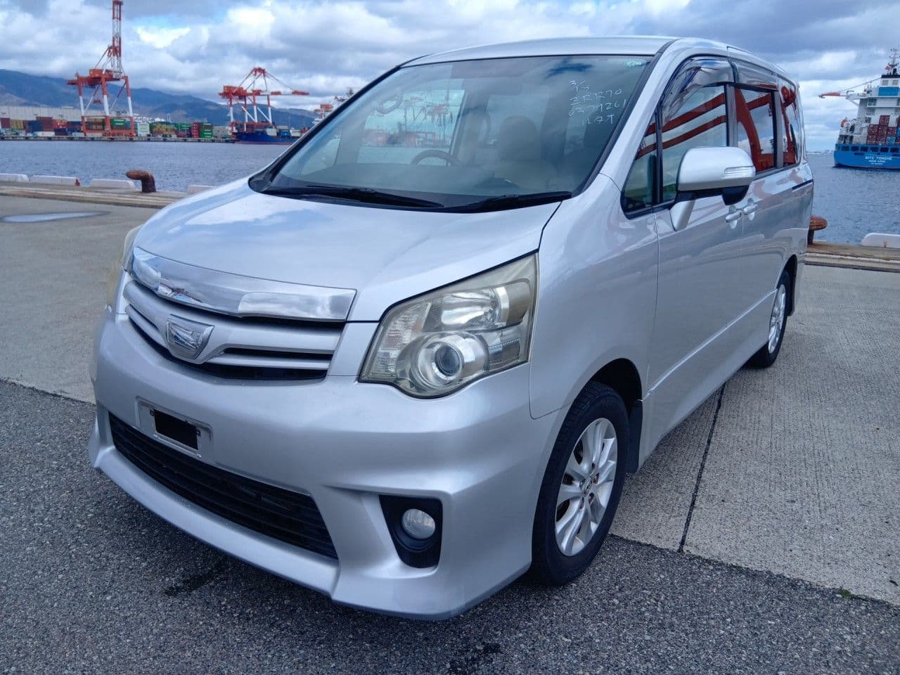 
									2011 TOYOTA NOAH SI
								