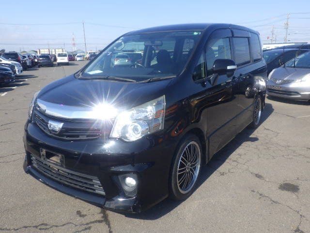 
									2013 TOYOTA NOAH Si
								