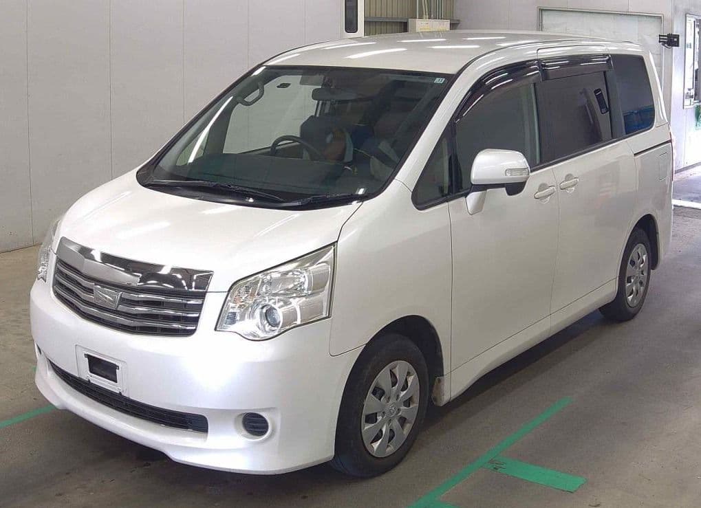 
									2013 TOYOTA NOAH DBA-ZRR70G
								