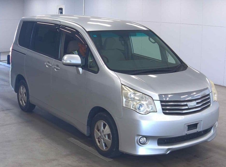 
									2012 TOYOTA NOAH G
								