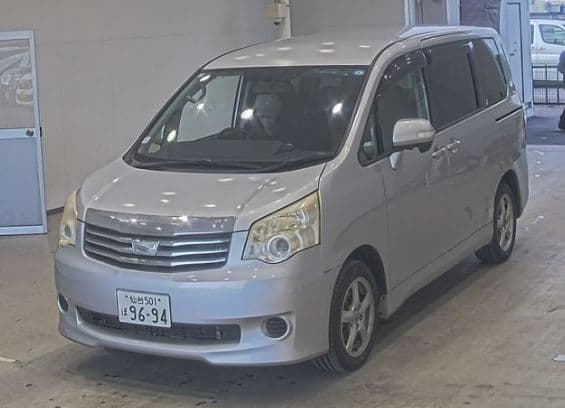
									2013 TOYOTA NOAH DBA-ZRR70G
								