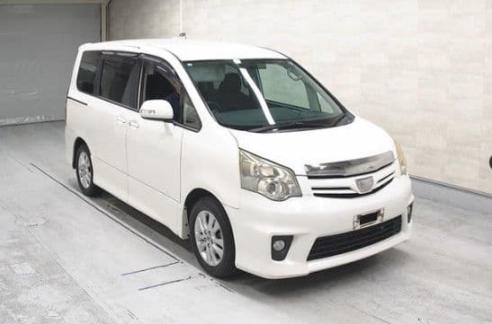 
									2013 TOYOTA NOAH Si
								