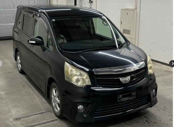 
									2012 TOYOTA NOAH Si
								