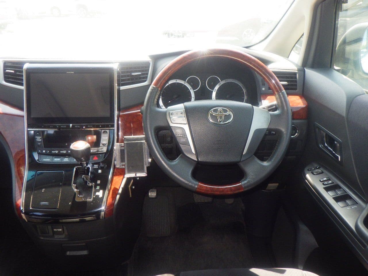 Vehicle SU00001044 large view 25