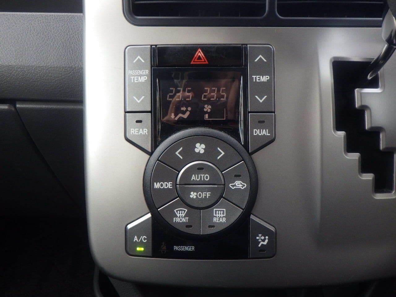 Vehicle SU00001137 large view 30