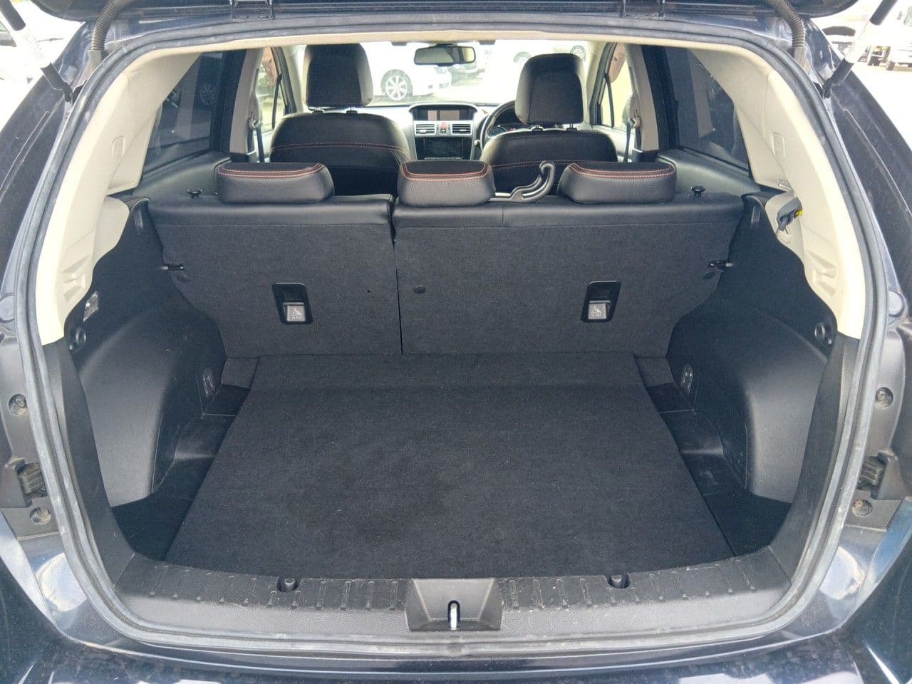 Vehicle SU00001256 large view 23