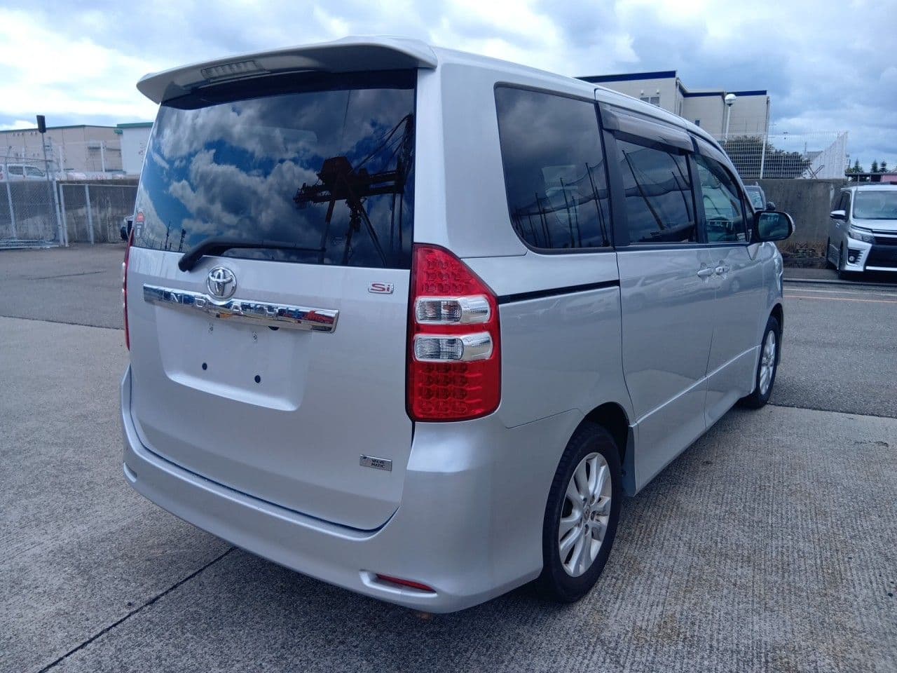 Vehicle SU00001381 large view 5